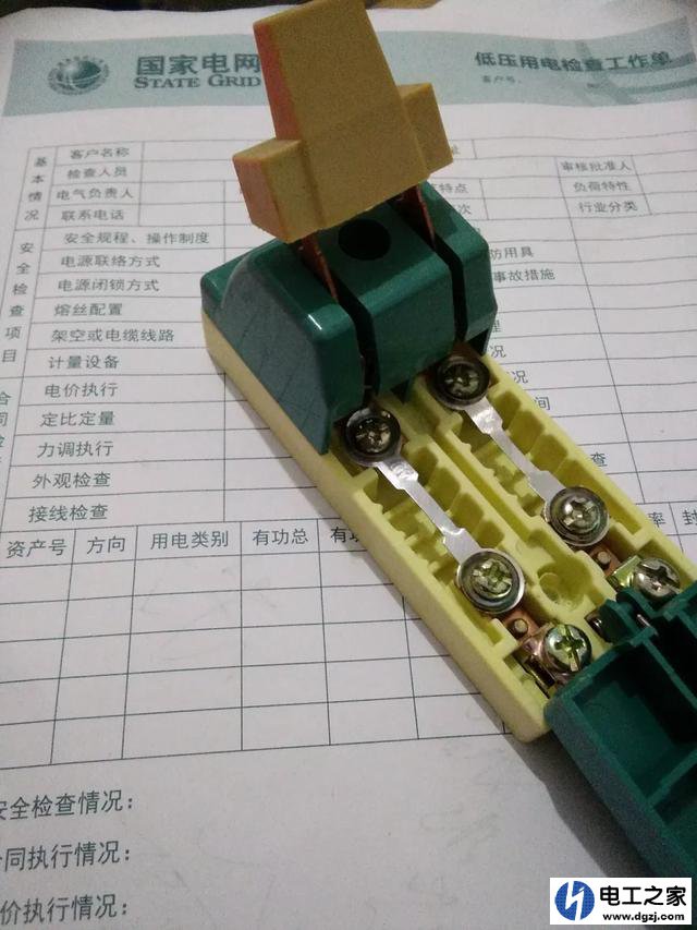 家里一用电闸刀上的二根或一根保险丝就烧断