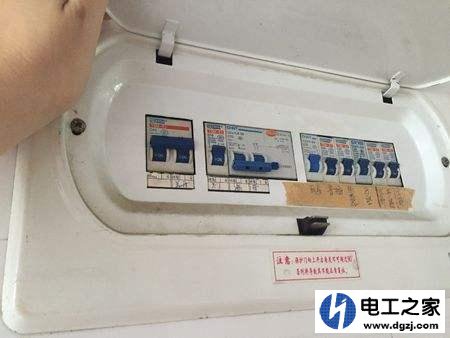 家里插座都拔了还是跳闸是什么原因