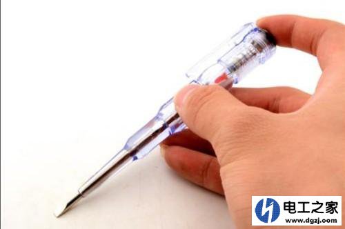 数字万用表如何判断零线和火线