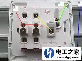 放在墙上的插座带开关的怎么安装