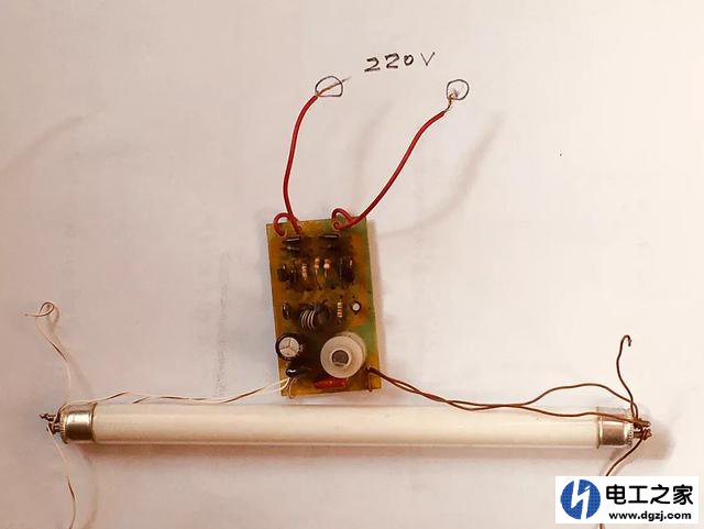 家里的长灯管日光灯怎么换镇流器