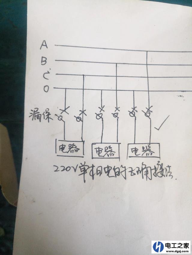 380v三相四线制空开下侧分别接三个单相用电怎么接