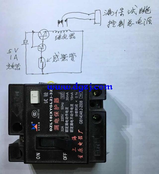 电瓶充满电指示灯是怎么亮的